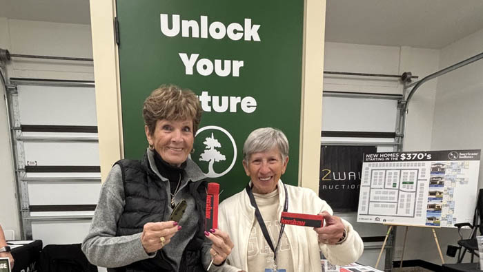 parade-of-homes-winners parade of homes winners holding prizes of kershaw knives